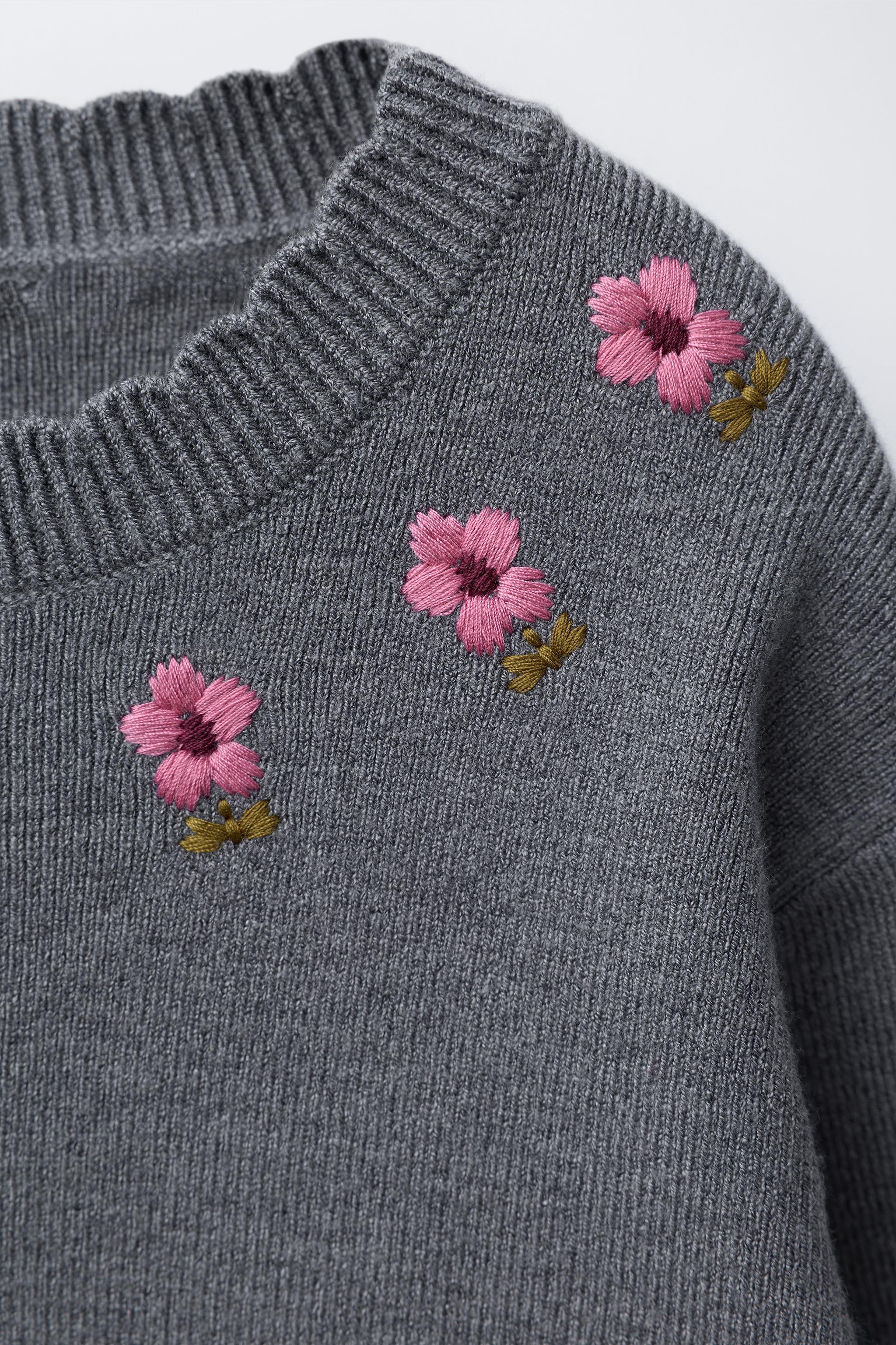 PULL EN MAILLE À FLEURS BRODÉES